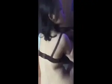 Gadis Cantik Pasrah Posisi Doggy Kasur BH Cokelat