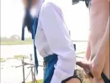 Kemesraan Sejoli Cantik Di Pinggir Sungai